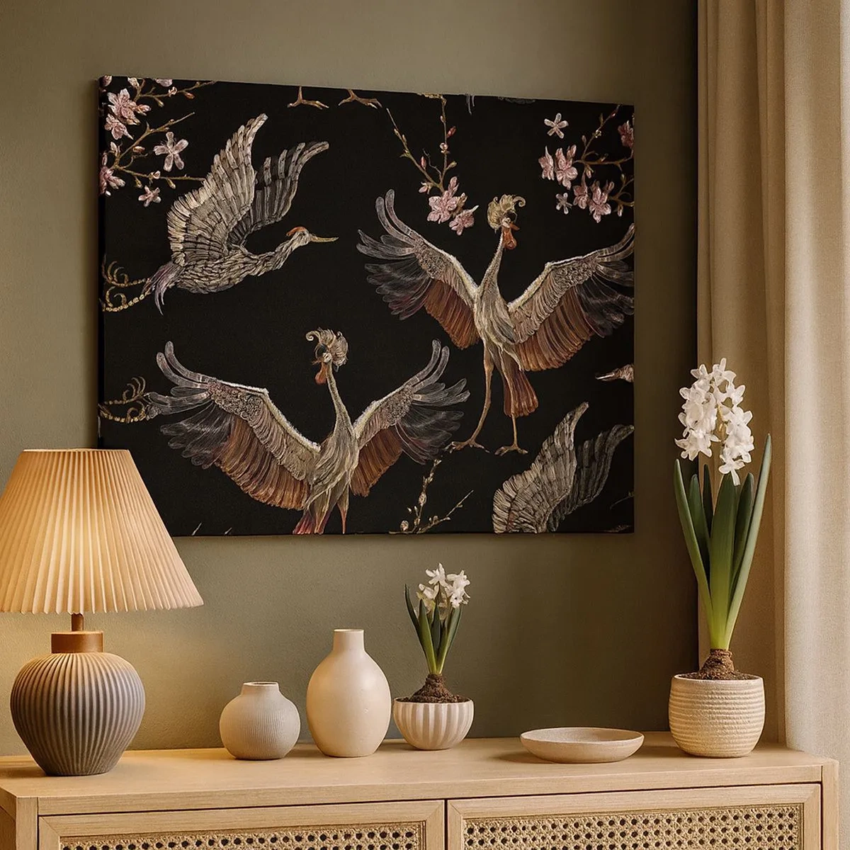 Cuadro sobre lienzo - Impresión de Imagen - Grullas y flores elegantes sobre un fondo negro. - 70x50cm - Aves de cuento de hadas - Decoración de pared moderna para salón y dormitorio ARTTOR