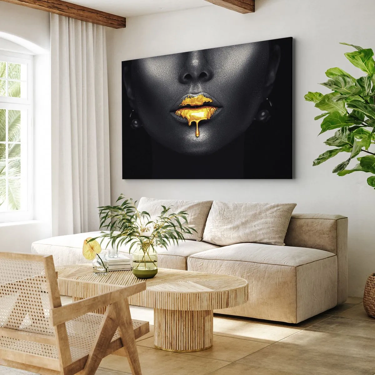 Cuadro sobre lienzo - Impresión de Imagen - Retrato en negro y dorado de una mujer con una gota de oro en los labios. - 70x50cm - Labios de oro - Decoración de pared moderna para salón y dormitorio ARTTOR