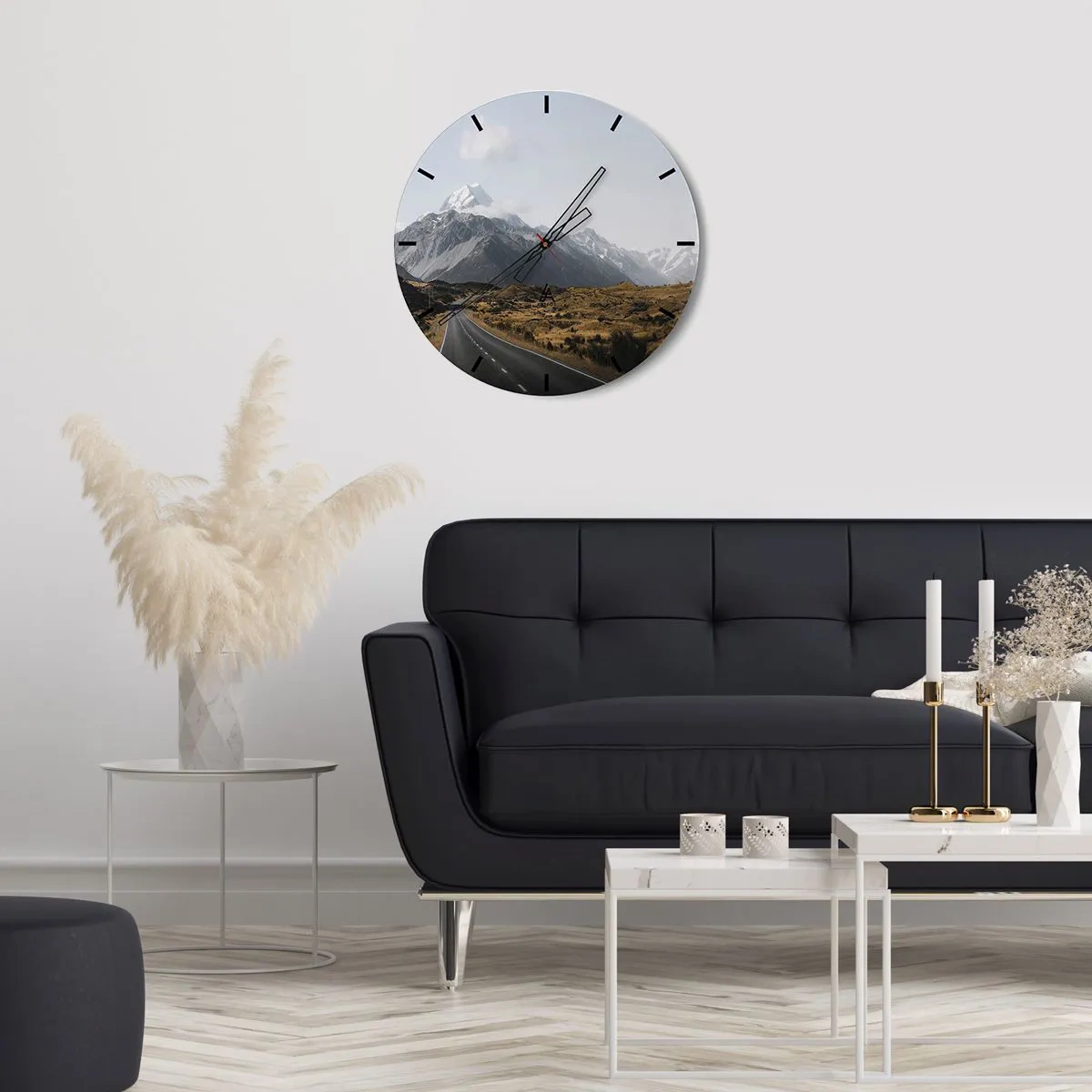 Reloj de pared - Reloj de vidrio - Un camino que conduce hacia montañas cubiertas de nieve bajo un cielo despejado. - 30x30cm - El camino al corazón de las montañas - Decoración de pared moderna para salón, cocina y dormitorio ARTTOR