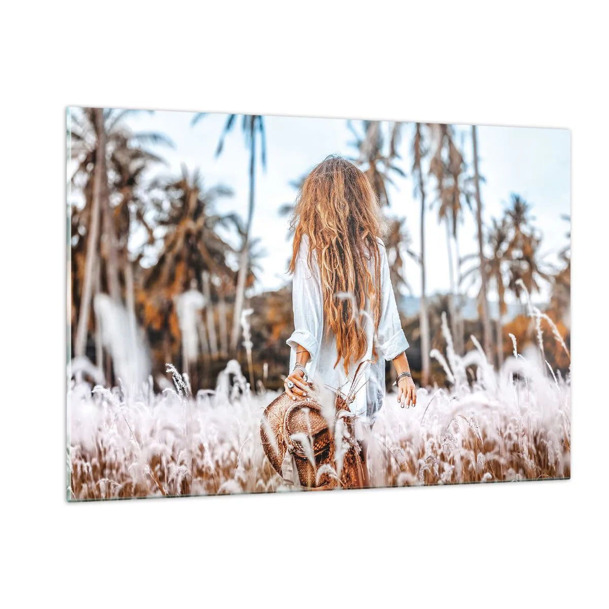 Cuadro sobre vidrio - Impresiones sobre Vidrio - Una mujer en el césped con un sombrero en la mano contra un fondo de palmeras. - 120x80cm - Nacida en el plumón de la Tierra - Decoración de pared moderna para salón y dormitorio ARTTOR