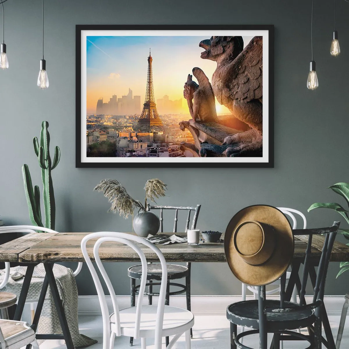 Póster en marco negro - Vista de la Torre Eiffel con gárgolas al fondo - 100x70cm - Ha cambiado tanto la ciudad... - Decoración de pared moderna para salón y dormitorio ARTTOR