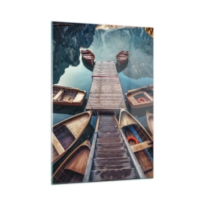 Cuadro sobre vidrio - Impresiones sobre Vidrio - Vista de barcos de madera amarrados en un muelle en las montañas. - 50x70cm - Esperando en el muelle - Decoración de pared moderna para salón y dormitorio ARTTOR