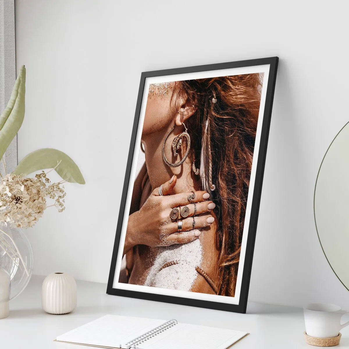 Póster en marco negro - Reina de la playa salvaje - 30x40 cm