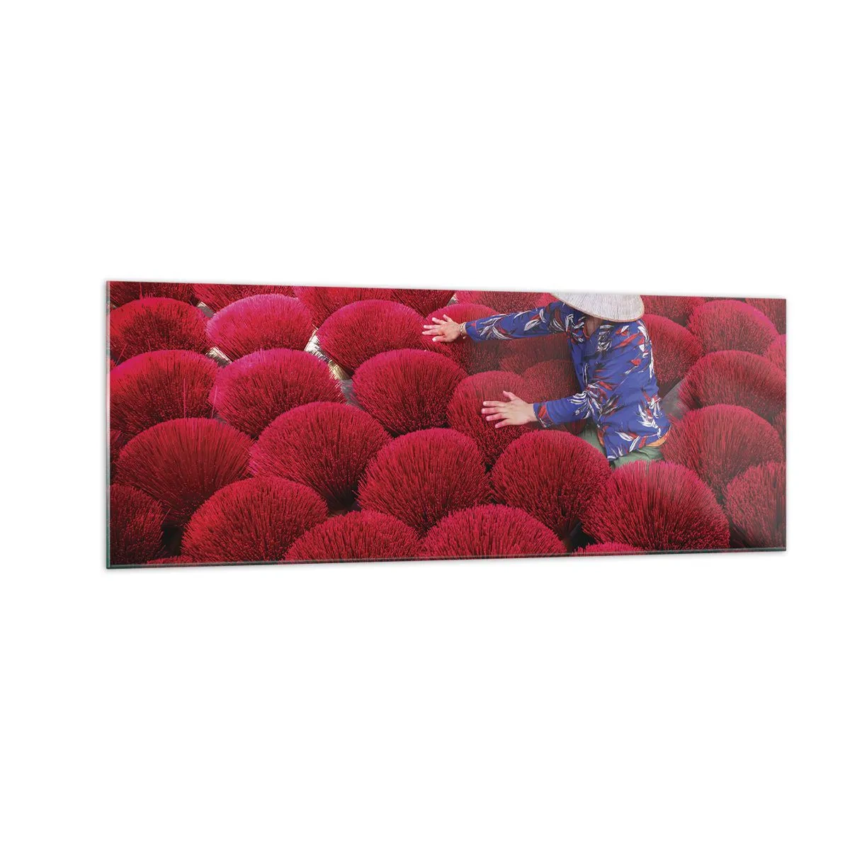Cuadro sobre vidrio - Impresiones sobre Vidrio - Una mujer con un sombrero tradicional entre varillas de incienso rojo. - 140x50cm - En un campo de arroz - Decoración de pared moderna para salón y dormitorio ARTTOR