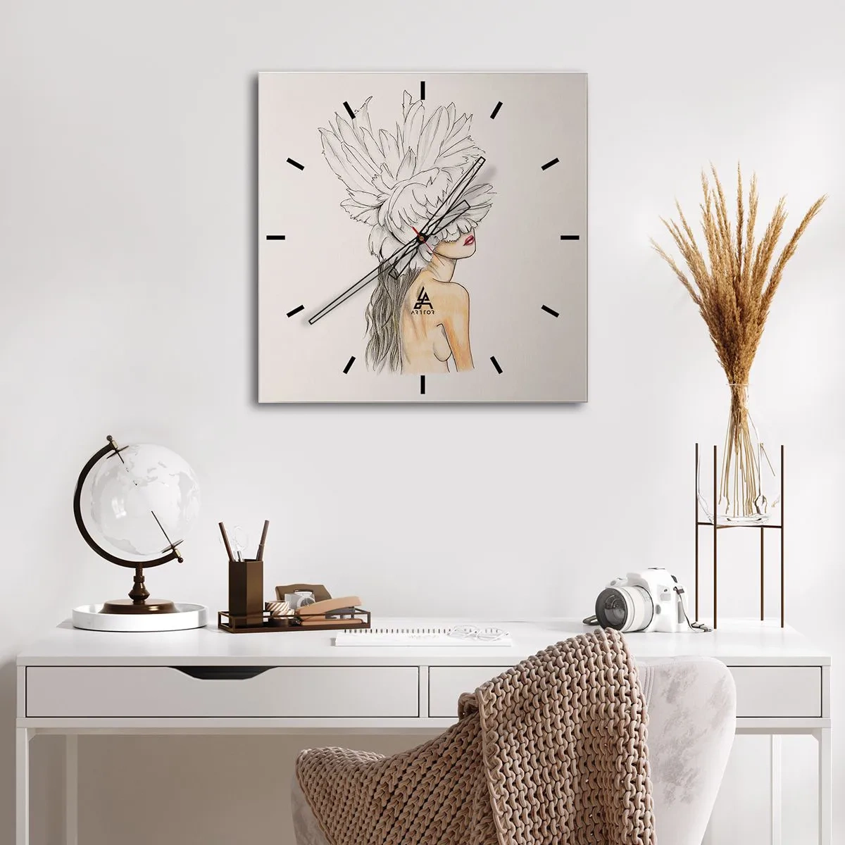 Reloj de pared - Reloj de vidrio - Retrato de una mujer con decoración de plumas en estilo artístico. - 30x30cm - Belleza coronada - Decoración de pared moderna para salón y dormitorio ARTTOR