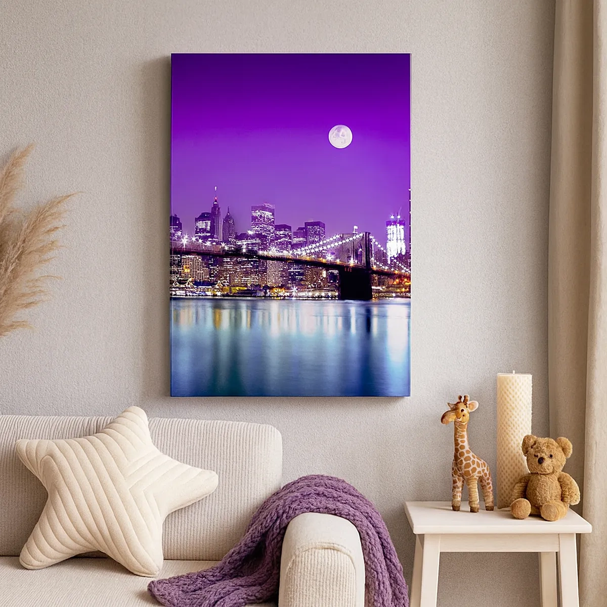 Cuadro sobre lienzo - Impresión de Imagen - Puente de Brooklyn de noche con la ciudad iluminada y luna llena - 50x70cm - Las luces de una gran ciudad en púrpura - Decoración de pared moderna para salón y dormitorio ARTTOR