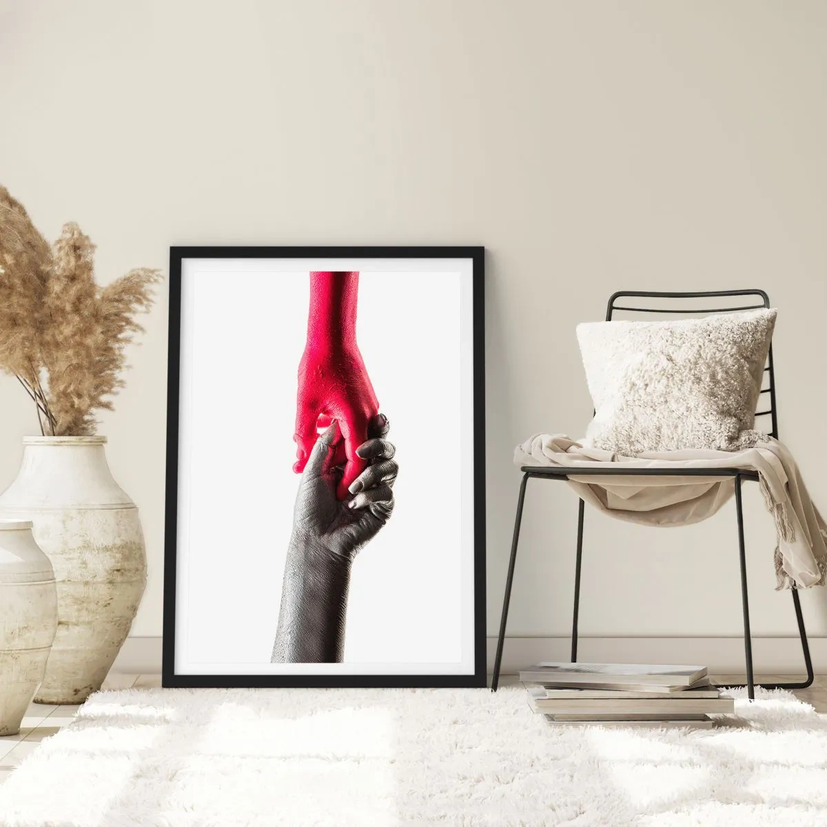 Póster en marco negro - Manos simbólicas en rojo y plata sobre fondo blanco. - 50x70cm - Juntos, aunque diferentes - Decoración de pared moderna para salón y dormitorio ARTTOR