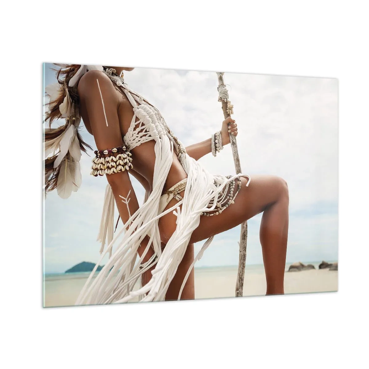 Cuadro sobre vidrio - Impresiones sobre Vidrio - Una mujer con ropa étnica con conchas y un palo en la playa. - 100x70cm - Sacerdotisa del sol - Decoración de pared moderna para salón y dormitorio ARTTOR