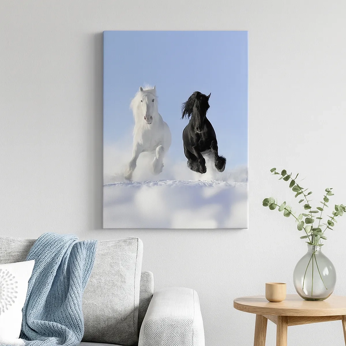 Cuadro sobre lienzo - Impresión de Imagen - Un caballo blanco y uno negro galopando por la nieve. - 50x70cm - Galope blanco y negro - Decoración de pared moderna para salón y dormitorio ARTTOR