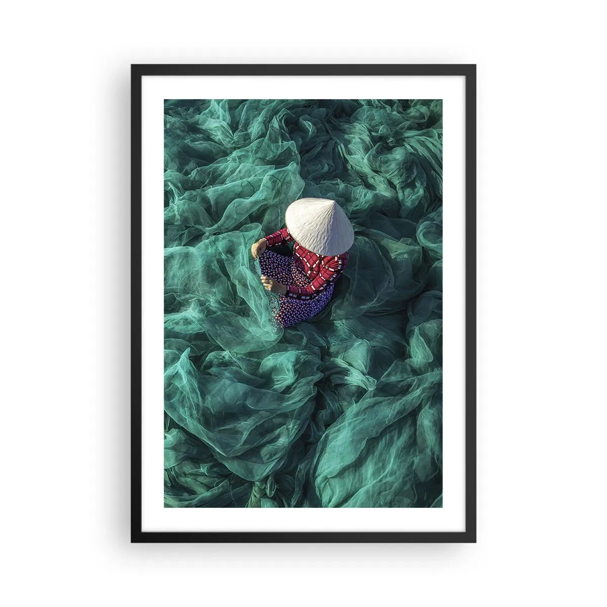 Póster en marco negro - Una persona con sombrero entre redes de pesca verdes. - 50x70cm - En un mar de redes - Decoración de pared moderna para salón y dormitorio ARTTOR