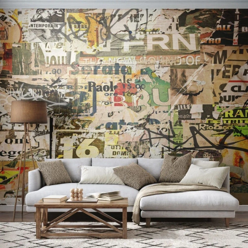 Fotomural Premium Sand - Un collage de carteles dañados y grafitis. - 100x70cm - Oh, está sucediendo... - Decoración de pared moderna para salón y dormitorio ARTTOR