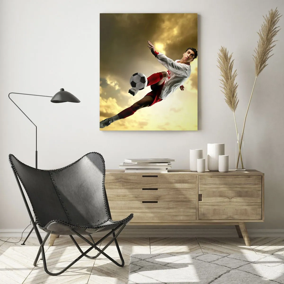 Cuadro sobre vidrio - Impresiones sobre Vidrio - Un jugador de fútbol en un salto dinámico pateando el balón contra el cielo. - 70x100cm - El cielo del fútbol - Decoración de pared moderna para salón y dormitorio ARTTOR