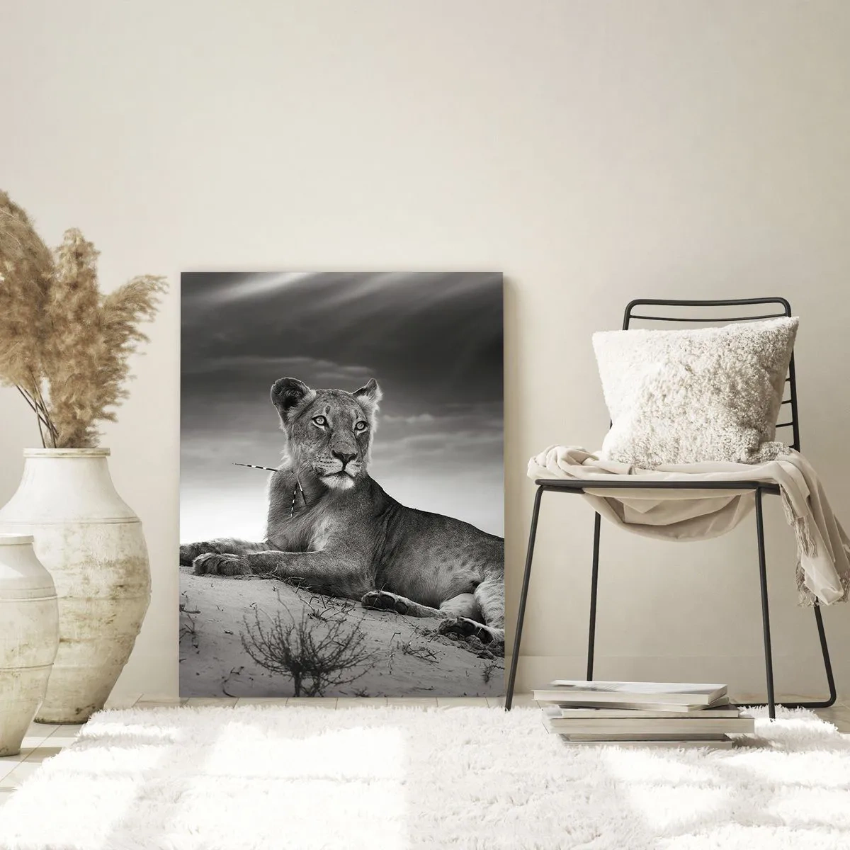 Cuadro sobre vidrio - Impresiones sobre Vidrio - Retrato en blanco y negro de una leona en la sabana. - 80x120cm - Descanso de la reina del desierto - Decoración de pared moderna para salón y dormitorio ARTTOR