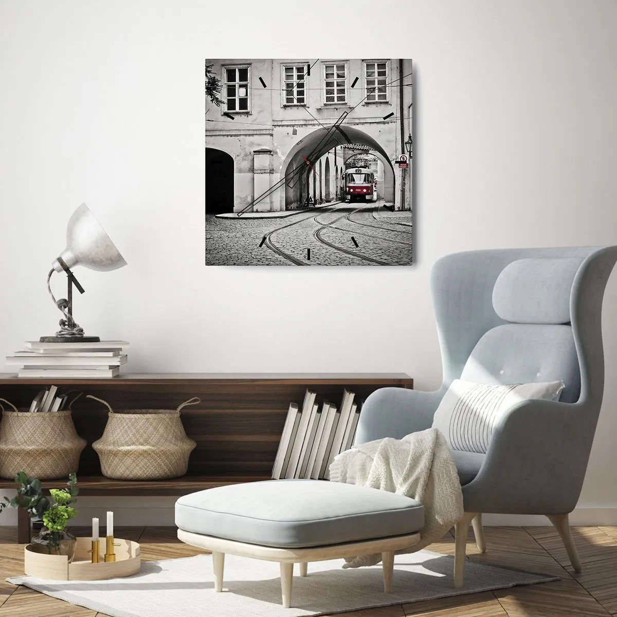 Reloj de pared - Reloj de vidrio - Un tranvía en blanco y negro en una calle histórica de la ciudad. - 30x30cm - A través del laberinto urbano - Decoración de pared moderna para salón y dormitorio ARTTOR