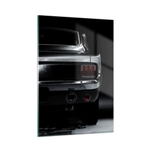 Cuadro sobre vidrio - Impresiones sobre Vidrio - La parte trasera de un coche clásico en un interior oscuro y elegante. - 50x70cm - El encanto de los clásicos - Decoración de pared moderna para salón y dormitorio ARTTOR
