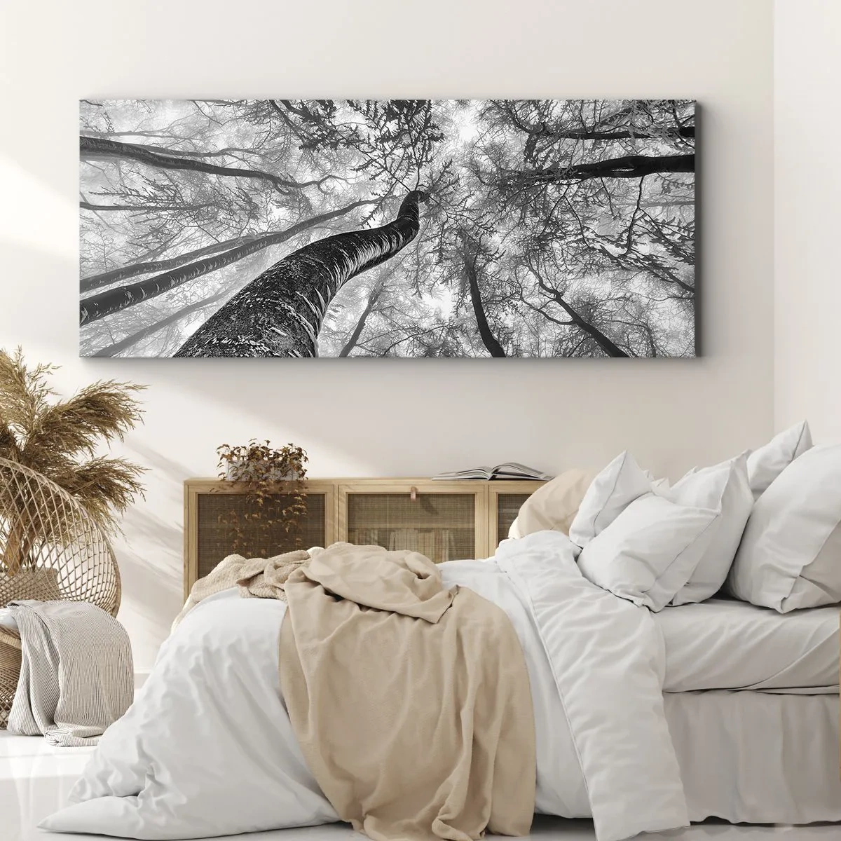 Cuadro sobre lienzo - Impresión de Imagen - Perspectiva de árboles en un bosque vistos desde abajo en tonos de gris. - 160x50cm - Carrera hacia la luz - Decoración de pared moderna para salón y dormitorio ARTTOR