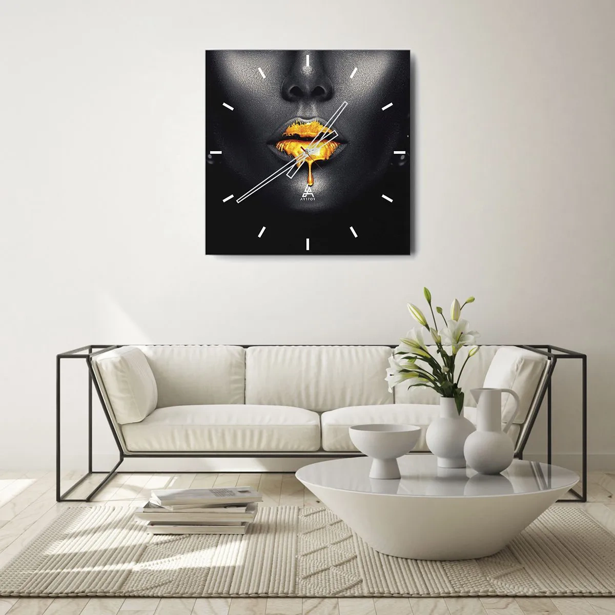 Reloj de pared - Reloj de vidrio - Retrato en negro y dorado de una mujer con una gota de oro en los labios. - 30x30cm - Labios de oro - Decoración de pared moderna para salón y dormitorio ARTTOR