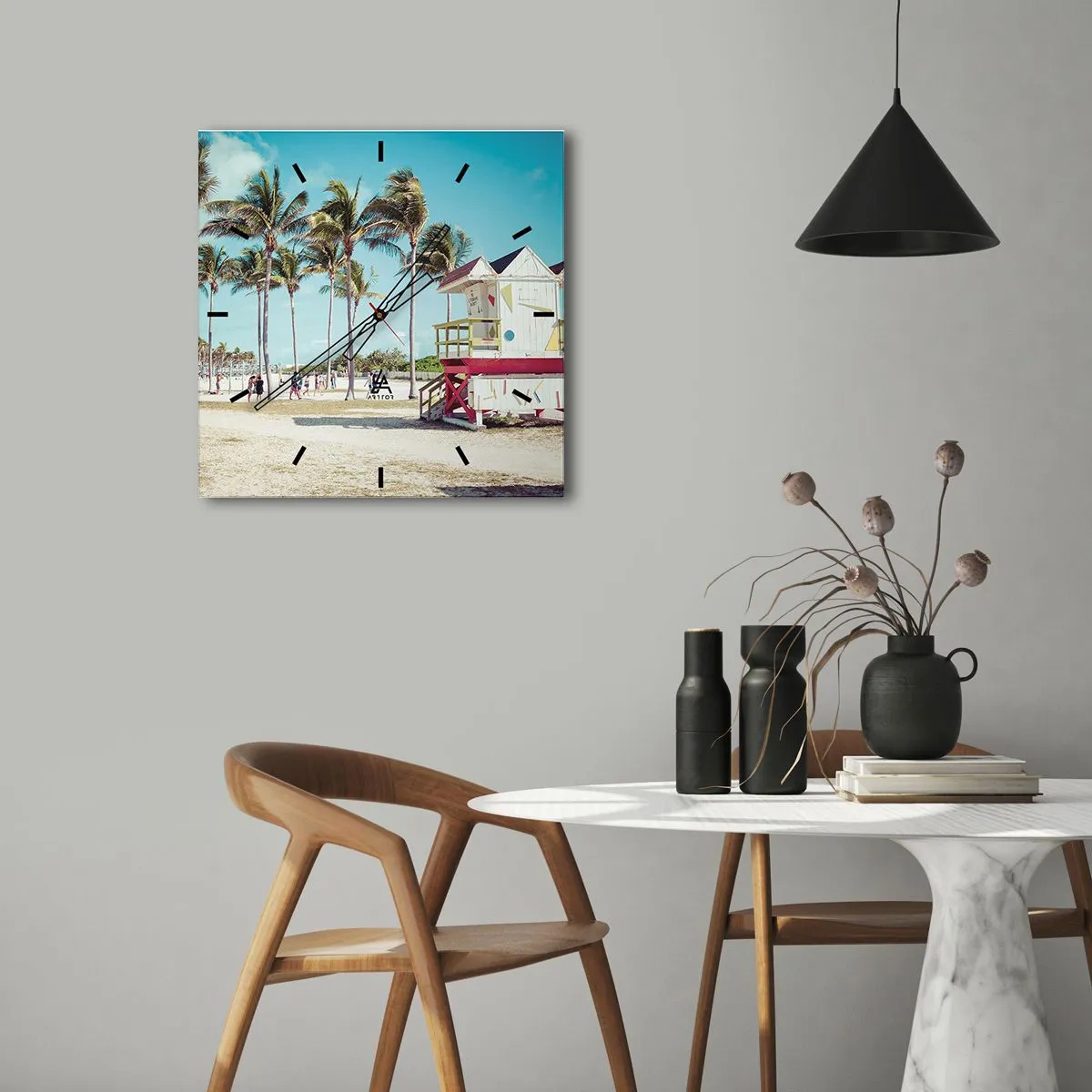 Reloj de pared - Reloj de vidrio - Una playa con palmeras y una torre de salvavidas al fondo. - 30x30cm - Un hermoso día por delante - Decoración de pared moderna para salón y dormitorio ARTTOR
