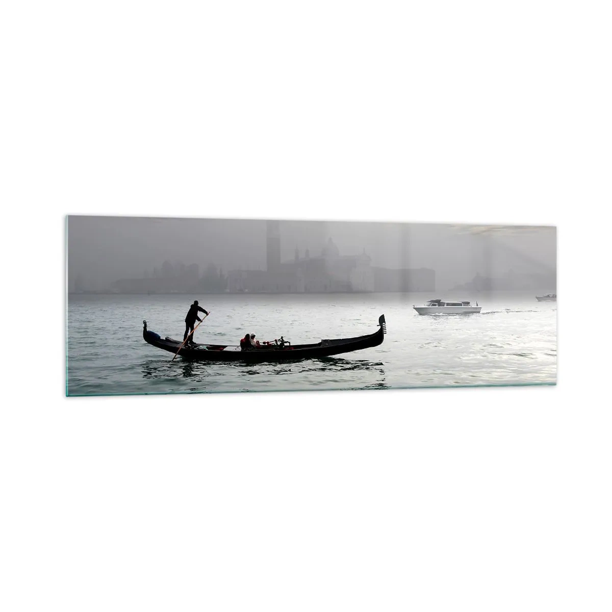 Cuadro sobre vidrio - Impresiones sobre Vidrio - Una góndola se desliza por las aguas de Venecia en una mañana brumosa, con vistas a la ciudad. - 160x50cm - Una fabulosa ciudad de agua y niebla - Decoración de pared moderna para salón y dormitorio ARTTOR