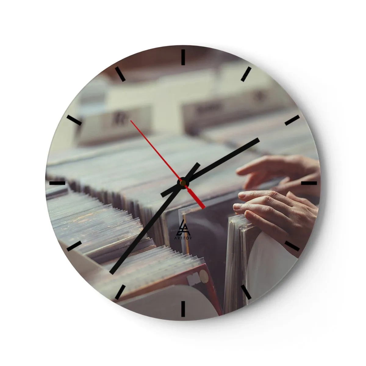 Reloj de pared - Reloj de vidrio - Buscando vinilos en una tienda de música - 30x30cm - En busca de emociones - Decoración de pared moderna para salón, cocina y dormitorio ARTTOR
