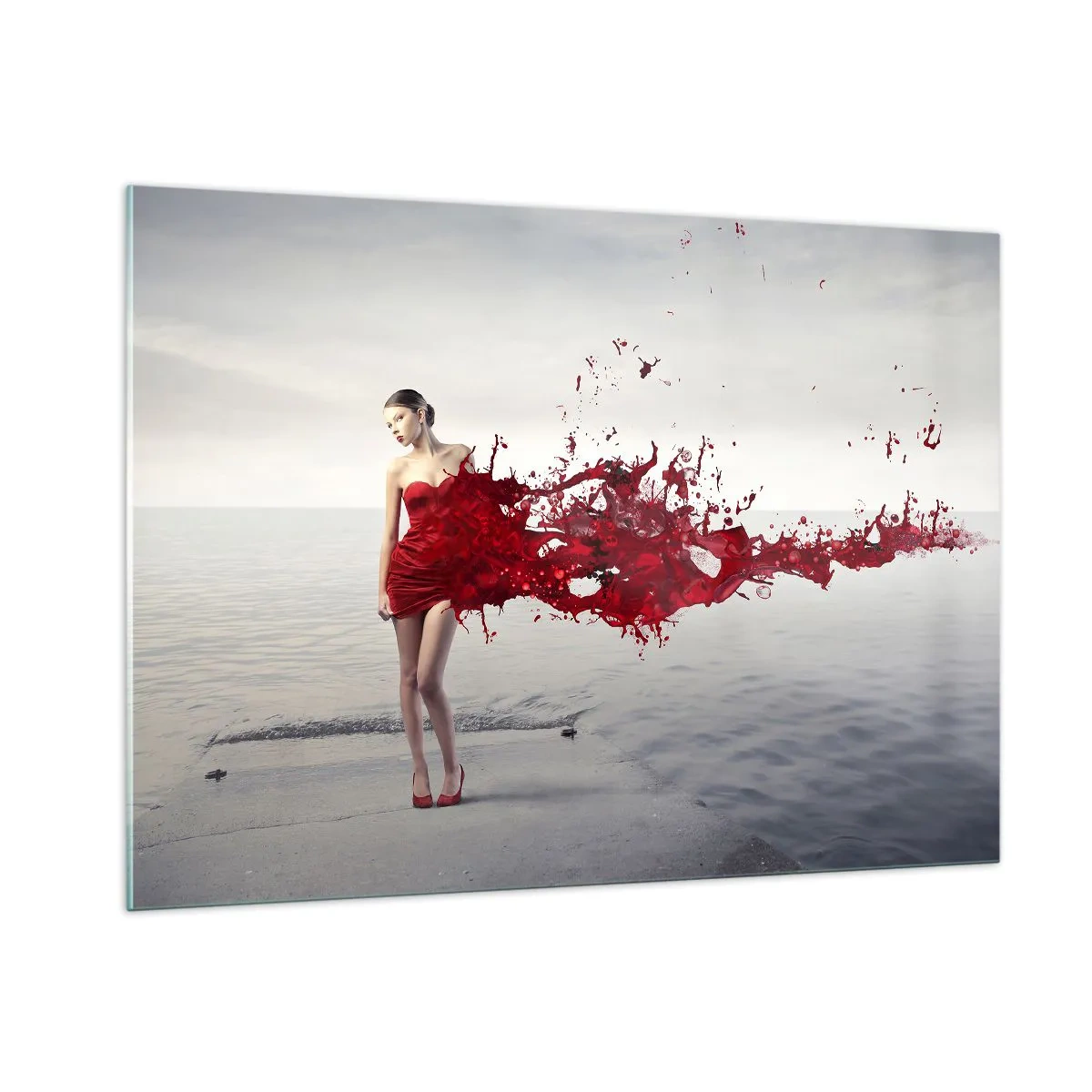Cuadro sobre vidrio - Impresiones sobre Vidrio - La figura de una mujer con un vestido rojo sobre el fondo del mar. - 100x70cm - Apasionada como la escarlata - Decoración de pared moderna para salón y dormitorio ARTTOR