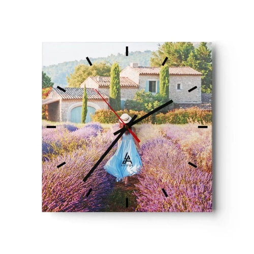 Reloj de pared - Reloj de vidrio - Una mujer con un vestido azul caminando por un campo de lavanda con vistas a una casa. - 30x30cm - La chica de la lavanda - Decoración de pared moderna para salón y dormitorio ARTTOR
