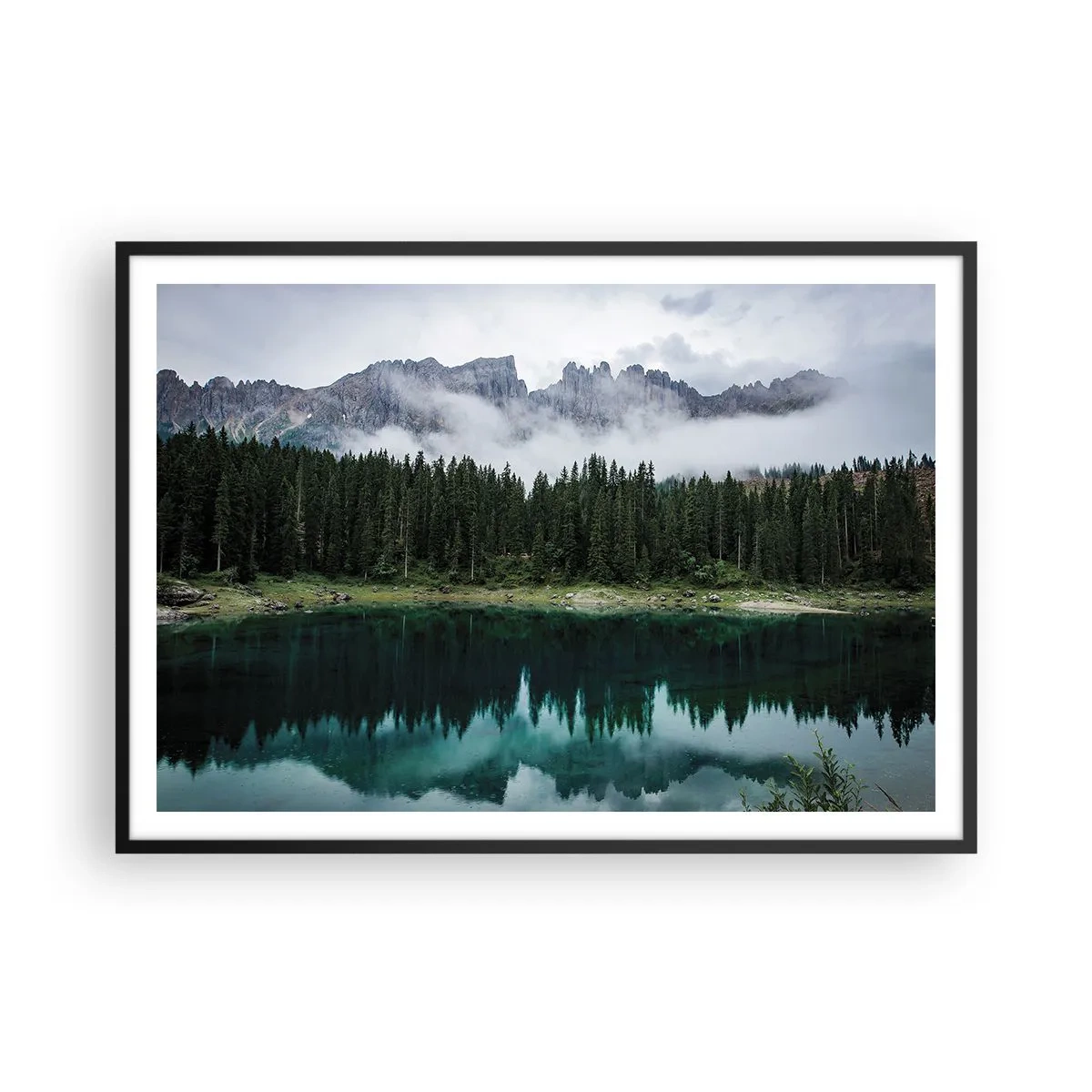 Póster en marco negro - Un paisaje de montaña con un bosque y un lago que refleja el cielo. - 100x70cm - Calla, calla, no despertemos al agua dormida.... - Decoración de pared moderna para salón y dormitorio ARTTOR