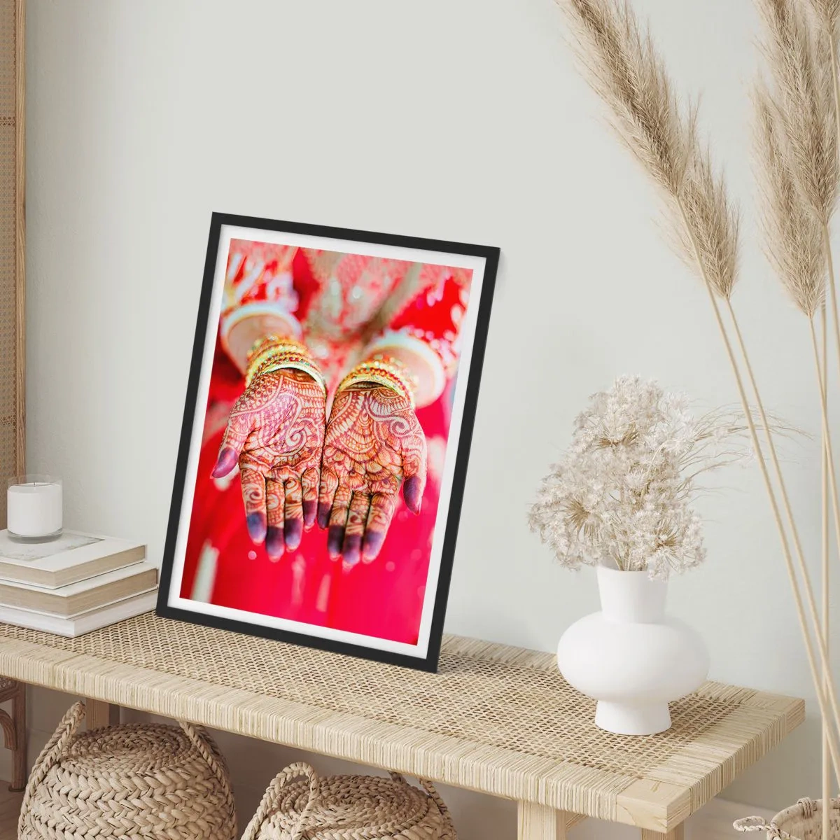 Póster en marco negro - Manos decorativas de henna sobre un fondo rojo. - 50x70cm - Ritual con las manos - Decoración de pared moderna para salón y dormitorio ARTTOR