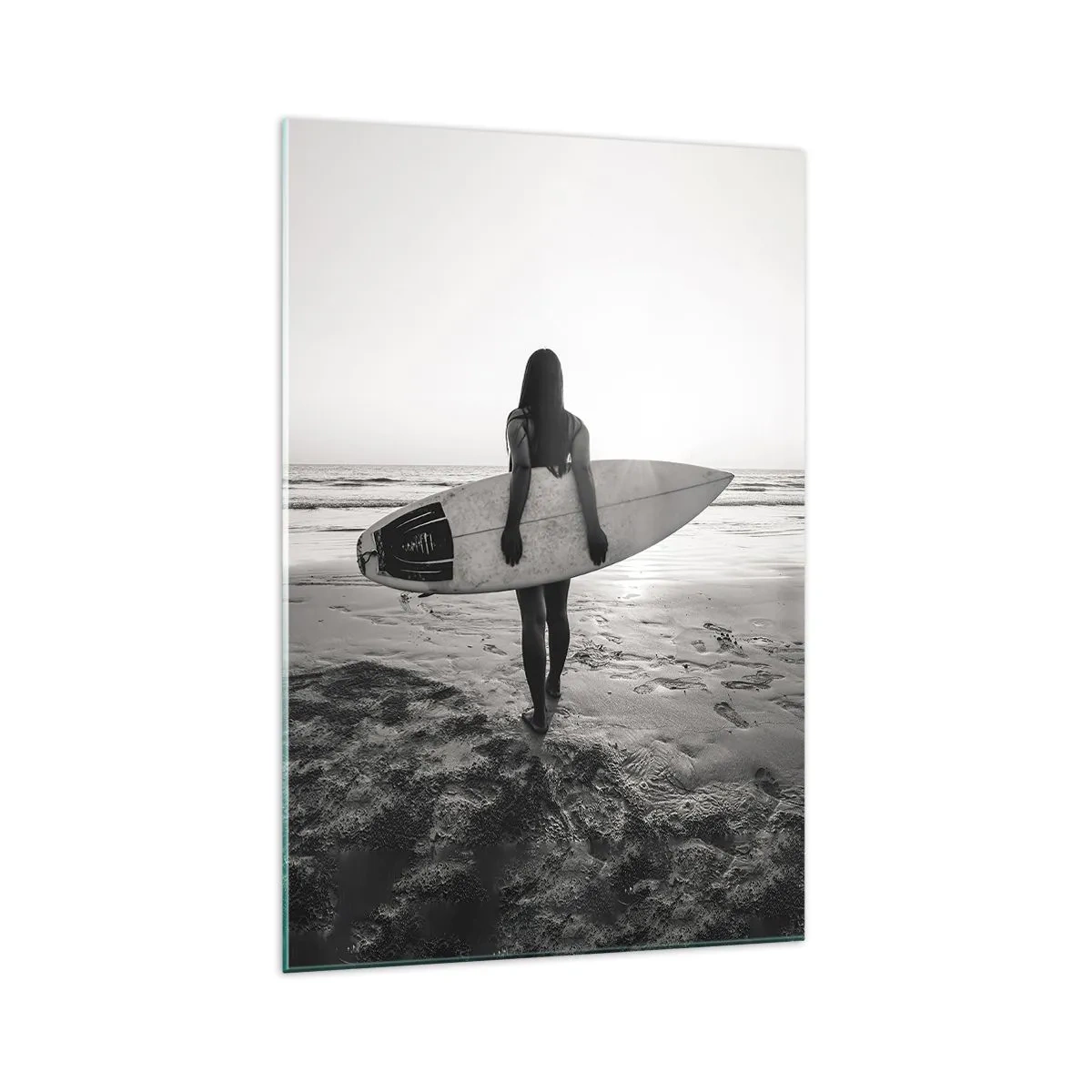 Cuadro sobre vidrio - Impresiones sobre Vidrio - Mujer con tabla de surf en la playa en blanco y negro - 70x100cm - Hija de las olas marinas - Decoración de pared moderna para salón y dormitorio ARTTOR