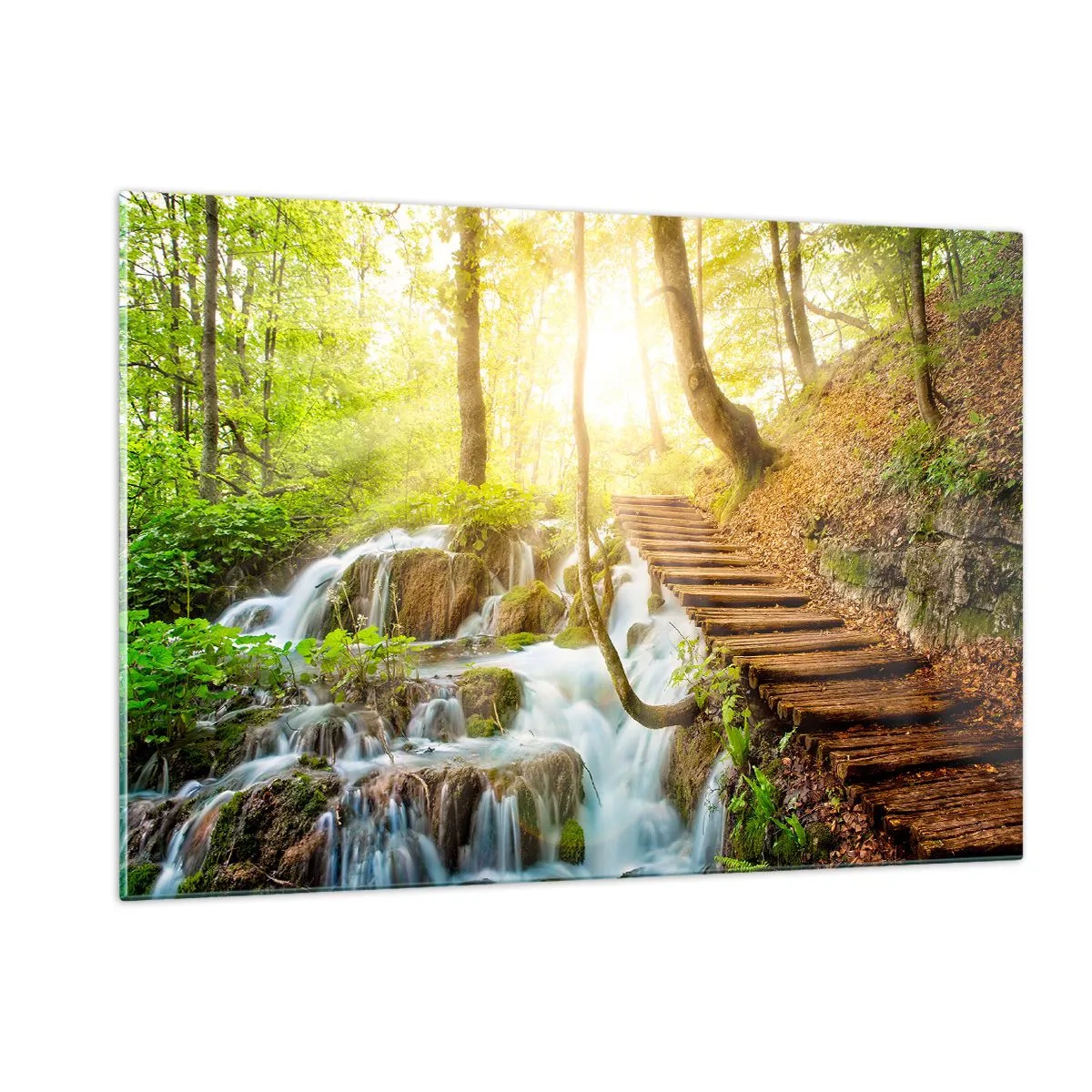 Cuadro sobre vidrio - Impresiones sobre Vidrio - Una cascada forestal con un camino de madera iluminado por la luz del sol. - 120x80cm - El ansiado frescor - Decoración de pared moderna para salón y dormitorio ARTTOR