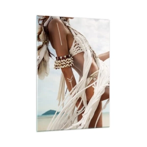 Cuadro sobre vidrio - Impresiones sobre Vidrio - Una mujer con ropa étnica con conchas y un palo en la playa. - 50x70cm - Sacerdotisa del sol - Decoración de pared moderna para salón y dormitorio ARTTOR