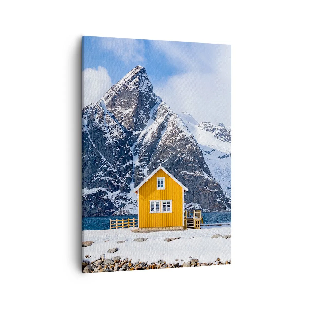 Cuadro sobre lienzo - Impresión de Imagen - Una casa amarilla con el telón de fondo de montañas cubiertas de nieve y el mar. - 50x70cm - Vacaciones escandinavas - Decoración de pared moderna para salón y dormitorio ARTTOR