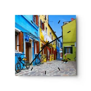 Reloj de pared - Reloj de vidrio - Una calle colorida con bicicletas entre edificios de color pastel. - 30x30cm - Callejón dulce de color pastel - Decoración de pared moderna para salón y dormitorio ARTTOR