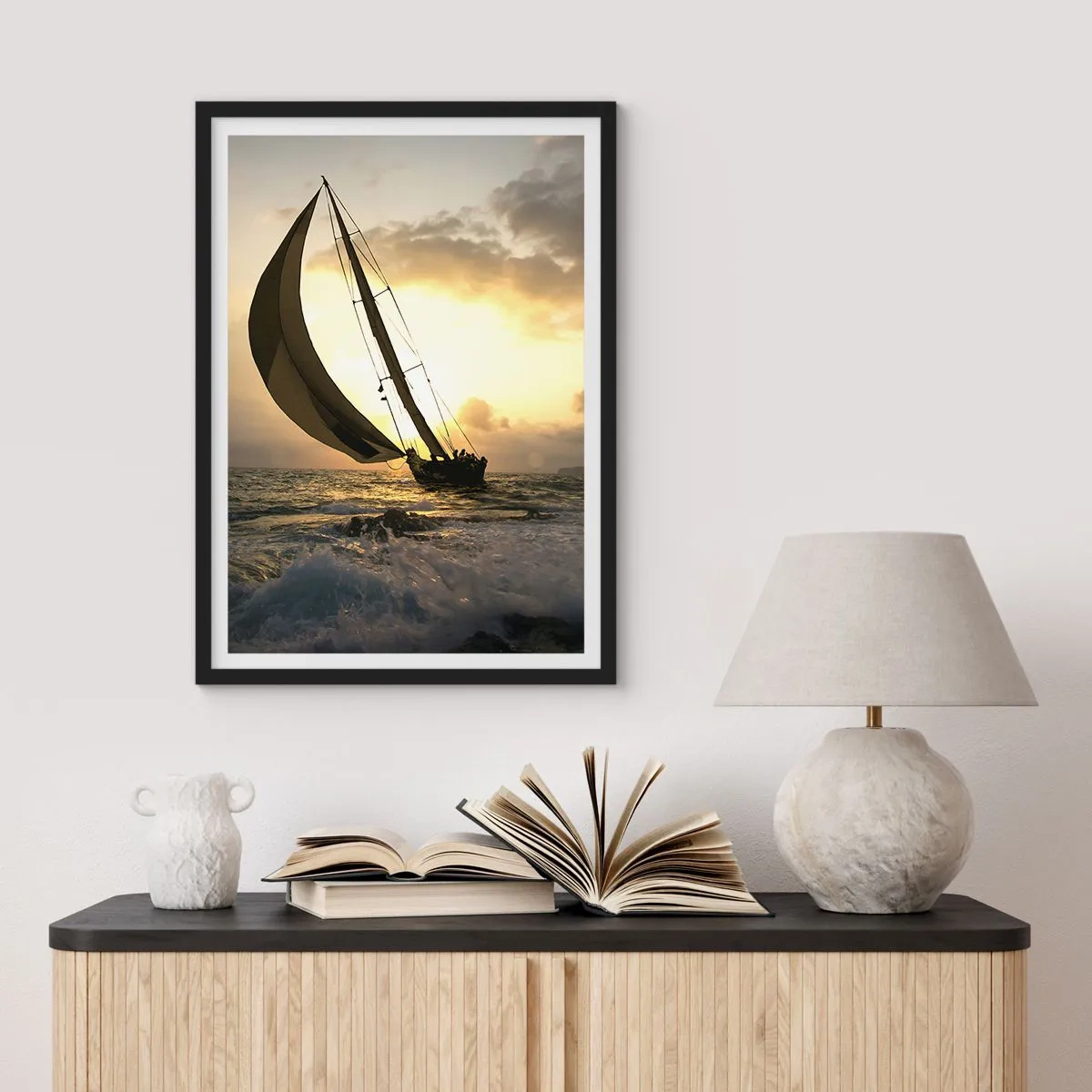 Póster en marco negro - Un velero en un mar tempestuoso a la luz del sol poniente. - 50x70cm - En contra y a favor del viento - Decoración de pared moderna para salón y dormitorio ARTTOR