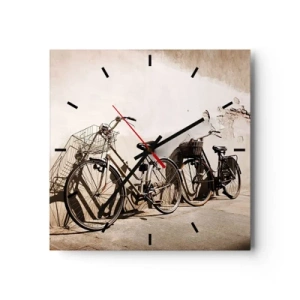 Reloj de pared - Reloj de vidrio - Dos bicicletas apoyadas contra una vieja pared de estilo retro. - 30x30cm - El inolvidable encanto del pasado - Decoración de pared moderna para salón y dormitorio ARTTOR