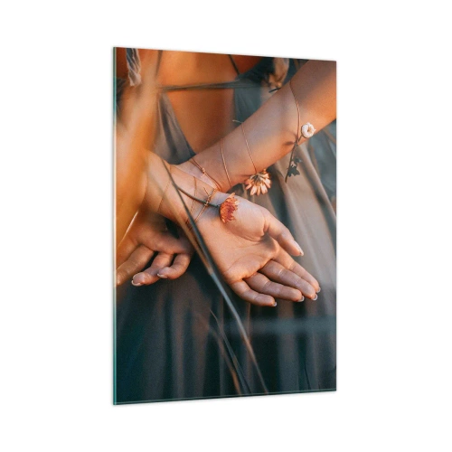Cuadro sobre vidrio - Impresiones sobre Vidrio - Primer plano de las manos entrelazadas de una mujer con flores sobre un fondo de hierba. - 50x70cm - Conectada con la naturaleza - Decoración de pared moderna para salón y dormitorio ARTTOR