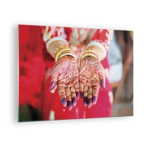 Cuadro sobre vidrio - Impresiones sobre Vidrio - Manos con henna en atuendo tradicional sobre un fondo rojo. - 70x50cm - Ritual con las manos - Decoración de pared moderna para salón y dormitorio ARTTOR