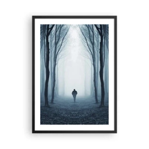 Póster en marco negro - Un hombre en un bosque brumoso, rodeado de árboles. - 50x70cm - Alto y claro - Decoración de pared moderna para salón y dormitorio ARTTOR
