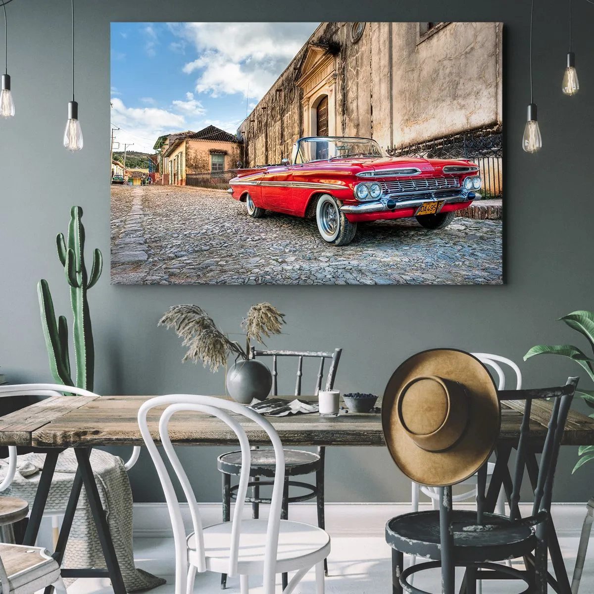 Cuadro sobre lienzo - Impresión de Imagen - Coche clásico rojo en una calle adoquinada - 70x50cm - Emociones cubanas - Decoración de pared moderna para salón y dormitorio ARTTOR