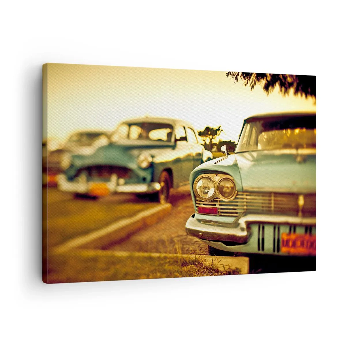 Cuadro sobre lienzo - Impresión de Imagen - Coches clásicos bajo la cálida luz del atardecer. - 70x50cm - A la espera del futuro - Decoración de pared moderna para salón y dormitorio ARTTOR