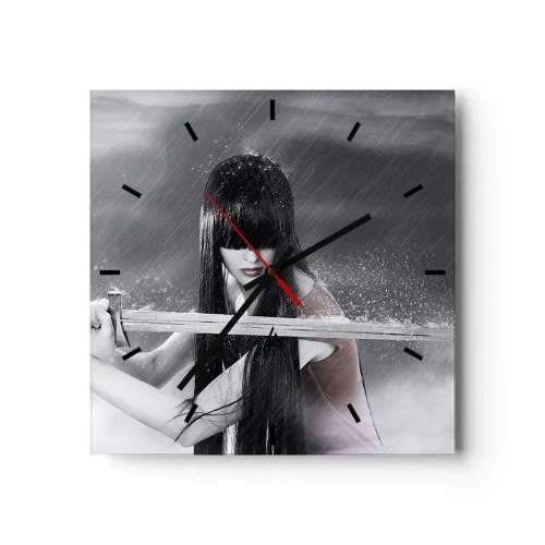 Reloj de pared - Reloj de vidrio - Una mujer con una espada bajo la lluvia con una apariencia dinámica y misteriosa. - 30x30cm - Hermosa y peligrosa - Decoración de pared moderna para salón y dormitorio ARTTOR