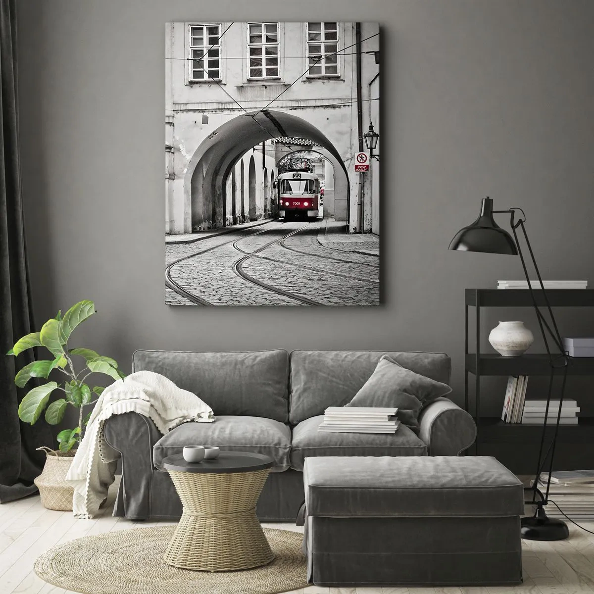 Cuadro sobre lienzo - Impresión de Imagen - Un tranvía en blanco y negro en una calle histórica de la ciudad. - 50x70cm - A través del laberinto urbano - Decoración de pared moderna para salón y dormitorio ARTTOR