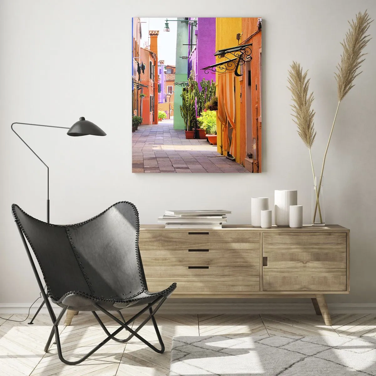 Cuadro sobre vidrio - Impresiones sobre Vidrio - Una calle colorida con casas de vecindad en tonos cálidos. - 50x70cm - El callejón arco iris - Decoración de pared moderna para salón y dormitorio ARTTOR