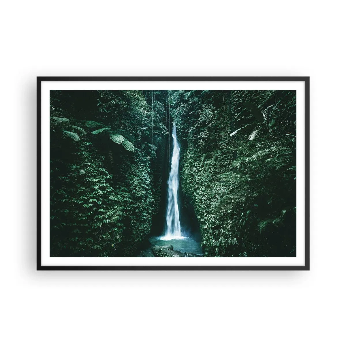 Póster en marco negro - Una cascada rodeada de densa vegetación tropical. - 100x70cm - Balneario tropical - Decoración de pared moderna para salón y dormitorio ARTTOR
