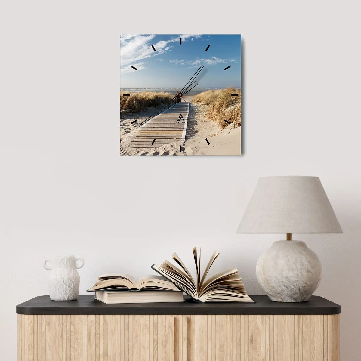 Reloj de pared - Reloj de vidrio - Un camino de madera conduce a través de las dunas hasta el mar en calma. - 30x30cm - Más allá de la duna, en el susurro de la naturaleza - Decoración de pared moderna para salón y dormitorio ARTTOR