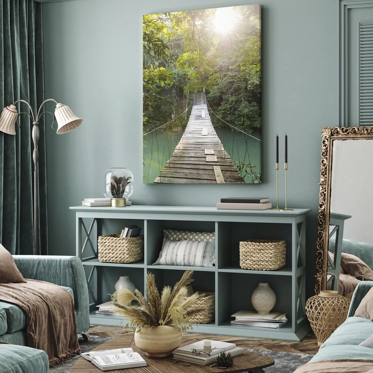 Cuadro sobre lienzo - Impresión de Imagen - Un puente colgante en un bosque tropical iluminado por la luz del sol. - 80x120cm - Sobre el agua azul hacia el bosque - Decoración de pared moderna para salón y dormitorio ARTTOR