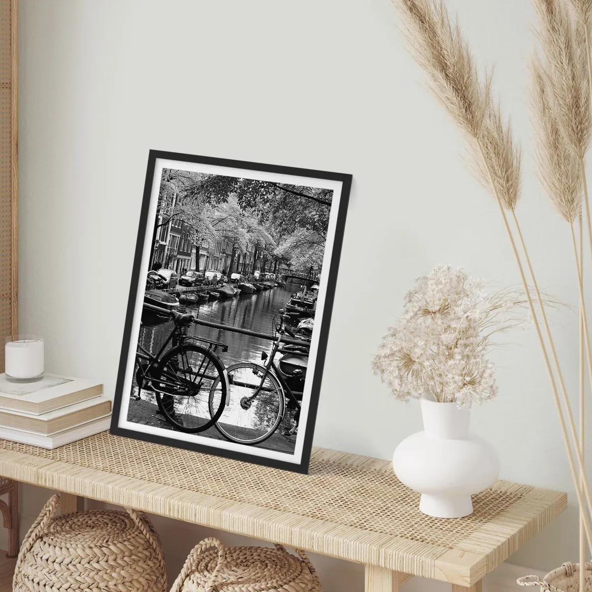 Póster en marco negro - Vista en blanco y negro de un canal con bicicletas en Ámsterdam - 50x70cm - Una visión muy holandesa - Decoración de pared moderna para salón y dormitorio ARTTOR