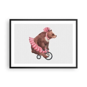 Póster en marco negro - Un osito de peluche con una falda rosa en una bicicleta de estilo retro. - 70x50cm - ¡Qué circo! - Decoración de pared moderna para salón y dormitorio ARTTOR