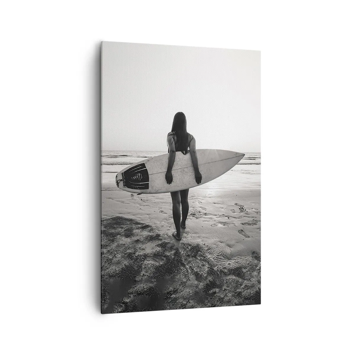 Cuadro sobre lienzo - Impresión de Imagen - Mujer con tabla de surf en la playa en blanco y negro - 80x120cm - Hija de las olas marinas - Decoración de pared moderna para salón y dormitorio ARTTOR
