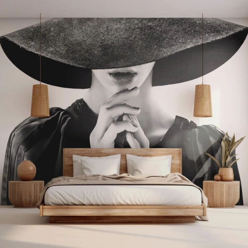 Fotomural Premium Canvas - Belleza oculta - mujer con sombrero, manos de mujer, Moda - 350x256 cm